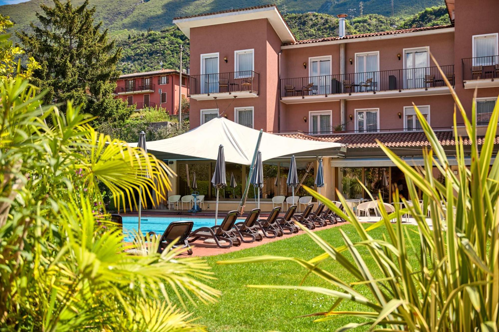 Hotel Luna Rossa (Adults Only) Malcesine Bagian luar foto